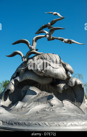 WASHINGTON DC, USA – das Navy-Merchant Marine Memorial in Arlington, Virginia, auf Columbia Island am Ufer des Potomac gegenüber Washington DC. Das Denkmal ehrt diejenigen, die im Ersten Weltkrieg ihr Leben auf See verloren haben. Es wurde 1934 eingeweiht. Die Hauptskulptur ist aus Aluminium gegossen. Stockfoto