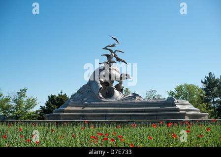 Navy-Merchant Marine Memorial Sculpture Arlington Virginia // WASHINGTON DC – Weitaufnahme des Navy-Merchant Marine Memorial in Arlington, Virginia, auf Columbia Island am Ufer des Potomac gegenüber Washington DC. Das Denkmal ehrt diejenigen, die im Ersten Weltkrieg ihr Leben auf See verloren haben. Es wurde 1934 eingeweiht. Die Hauptskulptur ist aus Aluminium gegossen. Stockfoto