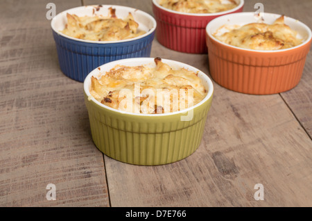 Schalen mit gebackenen Dungeness Krabbe Makkaroni und Käse Stockfoto