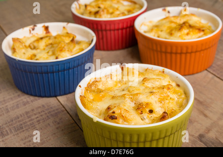 Schalen mit gebackenen Dungeness Krabbe Makkaroni und Käse Stockfoto