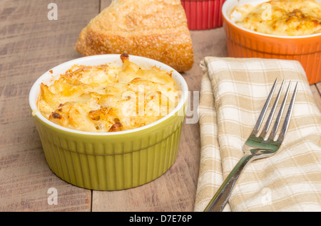 Schalen mit gebackenen Dungeness Krabbe Makkaroni und Käse Stockfoto