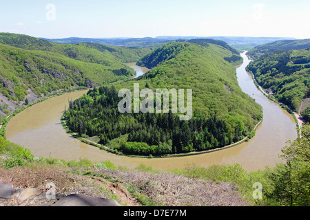 Saarschleife Fluss Saar drehen um den Hügel von Stadt Orscholz Saarland Deutschlands Stockfoto