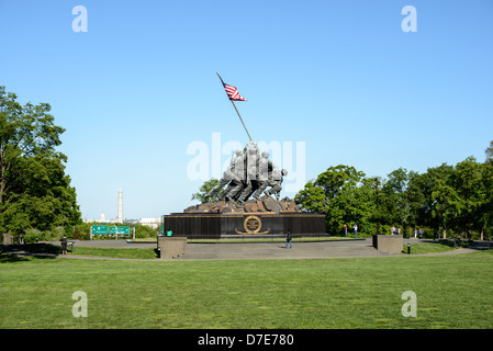 Ein Weitwinkel Schuss von der westlichen Seite der Iwo Jima Memorial (formal das Marine Corps War Memorial) in Arlington, Virginia, neben Arlington Staatsangehörig-Kirchhof.  Sind Sie im Hintergrund auf der linken Seite des Denkmals das Lincoln Memorial, Washington Monument und uns Kuppel des Kapitols. Das Denkmal wurde von Felix de Wledon entworfen und basiert auf einer legendären Associated Press Foto bezeichnet die Erhöhung der Flagge auf Iwo Jima von Joe Rosenthal. Es wurde 1954 eingeweiht. Stockfoto