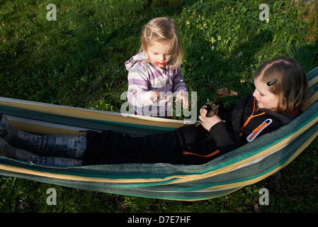 Zwei Kinder blond Mädchen ausruhen in der Hängematte-Sommerzeit Stockfoto