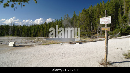 Blauer Himmelsblick dampfenden Wasser einsame Geysir, instabilen Boden Zeichen von Schotter Spur, Upper Geyser Basin, Yellowstone, USA Stockfoto