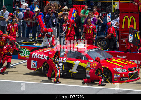 Lincoln, Alabama, USA. 5. Mai 2013. Jamie McMurray (1) Gruben für Service während Aarons 499 Rennen auf dem Talladega Superspeedway in Lincoln, AL. Credit: Cal Sport Media / Alamy Live News Stockfoto