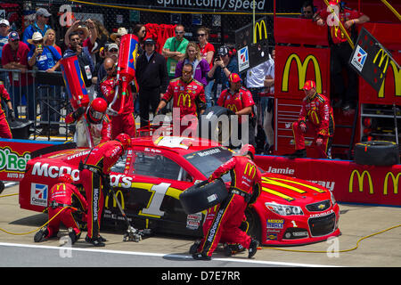 Lincoln, Alabama, USA. 5. Mai 2013. Jamie McMurray (1) Gruben für Service während Aarons 499 Rennen auf dem Talladega Superspeedway in Lincoln, AL. Credit: Cal Sport Media / Alamy Live News Stockfoto