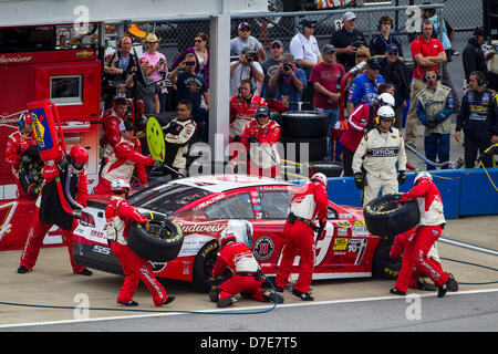 Lincoln, Alabama, USA. 5. Mai 2013. Kevin Harvick (29) Gruben für Service während Aarons 499 Rennen auf dem Talladega Superspeedway in Lincoln, AL. Credit: Cal Sport Media / Alamy Live News Stockfoto