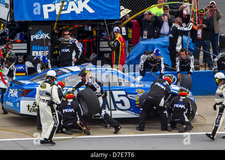 Lincoln, Alabama, USA. 5. Mai 2013. Clint Bowyer (15) Gruben für Service während Aarons 499 Rennen auf dem Talladega Superspeedway in Lincoln, AL. Credit: Cal Sport Media / Alamy Live News Stockfoto