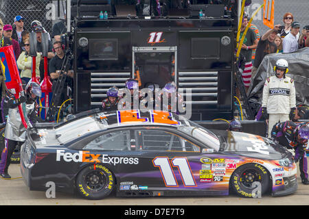 Lincoln, Alabama, USA. 5. Mai 2013. Brian Vickers (11) Gruben für Service während Aarons 499 Rennen auf dem Talladega Superspeedway in Lincoln, AL. Credit: Cal Sport Media / Alamy Live News Stockfoto