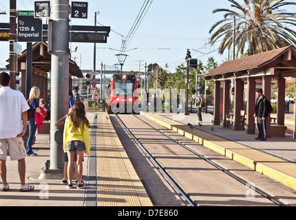 Passagiere, die gerade ein MTS San Diego Trolley (eigentlich eine Stadtbahn) ziehen nach San Diego Old Town Transit Center, USA Stockfoto