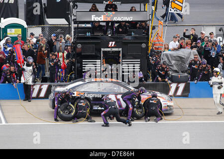 Lincoln, Alabama, USA. 5. Mai 2013. Brian Vickers (11) Gruben für Service während Aarons 499 Rennen auf dem Talladega Superspeedway in Lincoln, AL. Credit: Cal Sport Media / Alamy Live News Stockfoto