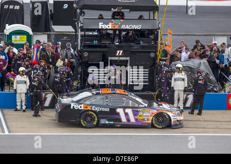 Lincoln, Alabama, USA. 5. Mai 2013. Brian Vickers (11) Gruben für Service während Aarons 499 Rennen auf dem Talladega Superspeedway in Lincoln, AL. Credit: Cal Sport Media / Alamy Live News Stockfoto