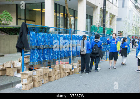 Vancouver, Kanada. 5. Mai 2013. Freiwillige und Wände der Medaillen am Ende 2013 BMO 42th jährlichen Vancouver Marathon in Vancouver British Columbia Kanada am 5. Mai 2013. Fotograf Frank Pali/Alamy Live-Nachrichten Stockfoto