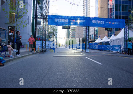 Vancouver, Kanada. 5. Mai 2013. Bevor der Läufer im Ziel 2013 BMO 42th jährlichen Vancouver Marathon in Vancouver British Columbia Kanada am 5. Mai 2013 kommen. Fotograf Frank Pali/Alamy Live-Nachrichten Stockfoto