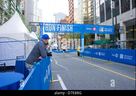 Vancouver, Kanada. 5. Mai 2013. Ziellinie am Ende 2013 BMO 42th jährlichen Vancouver Marathon in Vancouver British Columbia Kanada am 5. Mai 2013. Fotograf Frank Pali/Alamy Live-Nachrichten Stockfoto