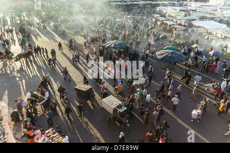 Marokko, Marrakesch, Djemaa el Fna. Blick auf den Platz am Abend. Stockfoto