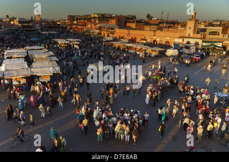 Marokko, Marrakesch, Djemaa el Fna. Blick auf den Platz am Abend. Stockfoto