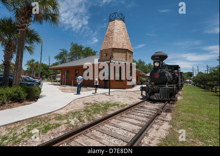 Lokomotive Holzofen Dampfzug in Tavares, Florida und läuft noch die Gleise. Erschienen in mehr als 20 Film Stockfoto