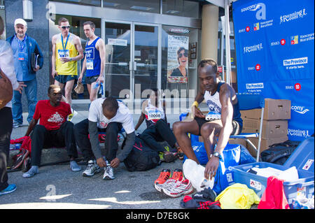 Vancouver, Kanada. 5. Mai 2013. Die kenianischen Läufer im Ziel 2013 BMO 42th jährlichen Vancouver Marathon in Vancouver British Columbia Kanada am 5. Mai 2013 ändern. Fotograf Frank Pali/Alamy Live-Nachrichten Stockfoto