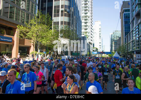 Vancouver, Kanada. 5. Mai 2013. Wand der Finisher nähern sich das Ziel des 2013 BMO 42th jährliche Vancouver Marathons in Vancouver British Columbia Kanada auf 5. Mai 2013. Fotograf Frank Pali/Alamy Live-Nachrichten Stockfoto