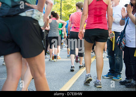 Vancouver, Kanada. 5. Mai 2013. Halb Marathon Finisher nähert sich das Ziel des 2013 BMO 42th jährliche Vancouver Marathons in Vancouver British Columbia Kanada am 5. Mai 2013. Fotograf Frank Pali/Alamy Live-Nachrichten Stockfoto