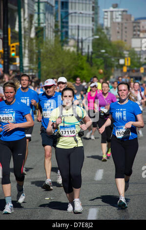 Vancouver, Kanada. 5. Mai 2013. Halb Marathon Finisher nähert sich das Ziel des 2013 BMO 42th jährliche Vancouver Marathons in Vancouver British Columbia Kanada am 5. Mai 2013. Fotograf Frank Pali/Alamy Live-Nachrichten Stockfoto