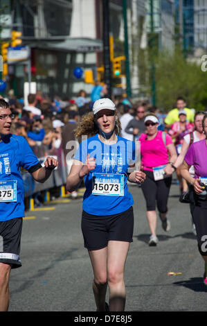 Vancouver, Kanada. 5. Mai 2013. Halb Marathon Finisher nähert sich das Ziel des 2013 BMO 42th jährliche Vancouver Marathons in Vancouver British Columbia Kanada am 5. Mai 2013. Fotograf Frank Pali/Alamy Live-Nachrichten Stockfoto