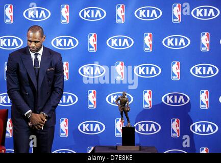 Miami, Florida, USA. 5. Mai 2013. ---fl-Lebron-mvp - 050513g - Miami Heat vorwärts LeBron James steht demütig um seine Most Valuable Player Trophäe Sonntag in der American Airlines Arena.               Robert Duyos, Sun Sentinel (Bild Kredit: Kredit: Sun-Sentinel/ZUMAPRESS.com/Alamy Live-Nachrichten) Stockfoto