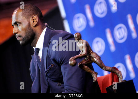 Miami, Florida, USA. 5. Mai 2013. ---fl-Lebron-mvp-050513b--Miami Heat forward LeBron James hält seine Most Valuable Player Trophäe Sonntag in der American Airlines Arena.                Robert Duyos, Sun Sentinel (Bild Kredit: Kredit: Sun-Sentinel/ZUMAPRESS.com/Alamy Live-Nachrichten) Stockfoto