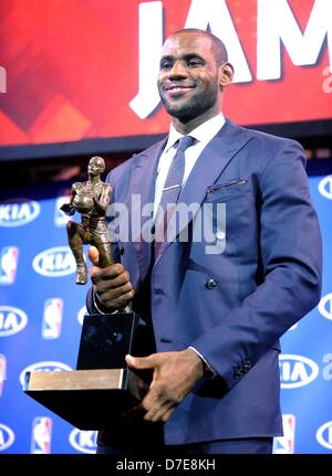 Miami, Florida, USA. 5. Mai 2013. Miami Heat forward LeBron James hält seine Most Valuable Player Trophäe Sonntag in der American Airlines Arena.                 Robert Duyos, Sun Sentinel (Bild Kredit: Kredit: Sun-Sentinel/ZUMAPRESS.com/Alamy Live-Nachrichten) Stockfoto