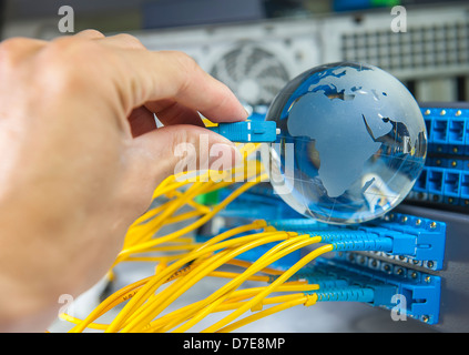 Globus mit Netzwerkkabel und Servern in einem Rechenzentrum Technologie Stockfoto