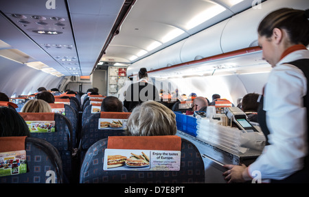 EasyJet - in-Flight-Service und Verkauf durch Flugbegleiter. Mit Kreditkartenterminal auf Trolley. Stockfoto
