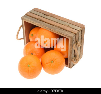 Frische Orangen in Holzkiste Stockfoto