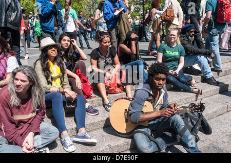 Gitarrist sitzen auf den Stufen am Union Square, 4. Mai 2013, einen Tag vor neuen Parks Dept Vorschriften treten in Kraft. Stockfoto