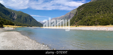 Panorama des Flusses Wilkins, Mount Aspiring National Park, in der Nähe von Makarora, Otago, Neuseeland. Stockfoto