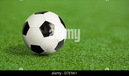 Fußball auf dem grünen Rasen-Spielplatz Stockfoto
