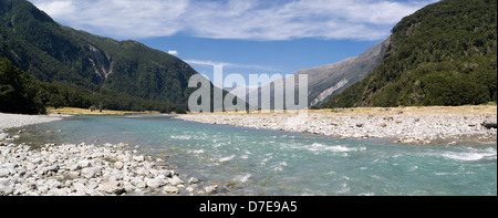 Panorama des Flusses Wilkins, Mount Aspiring National Park, in der Nähe von Makarora, Otago, Neuseeland. Stockfoto