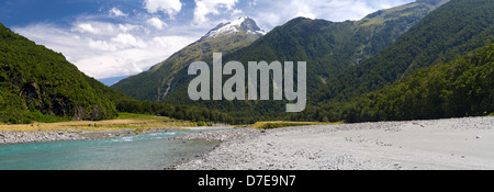 Blick auf Mount Aeolus und Wilkins Fluss, Mount Aspiring National Park, in der Nähe von Makarora, Otago, Neuseeland. Stockfoto