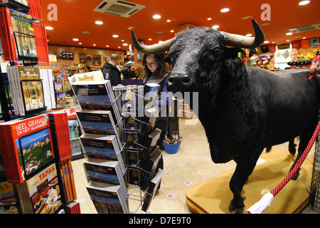 Riesige Souvenir Bull in einem Geschäft in Granada, Spanien Stockfoto