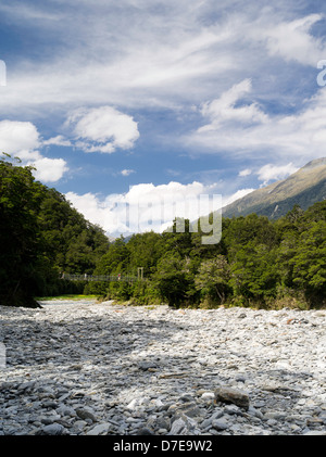 Touristen überqueren den Makarora River auf einer Hängebrücke, Mount Aspiring National Park, Südalpen, Otago, Neuseeland Stockfoto