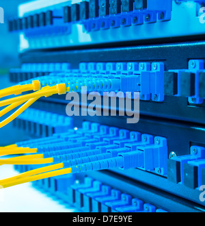 Glasfaser-Netzwerk-Server und Hardwares in einem Internet-Rechenzentrum Stockfoto