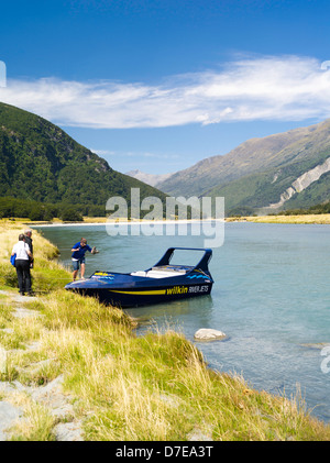 Touristen vorbereiten, um auf eine Wilkins Fluss Jetboat auf Wilkins Flussgebiet, Mount Aspiring National Park, Neuseeland Stockfoto