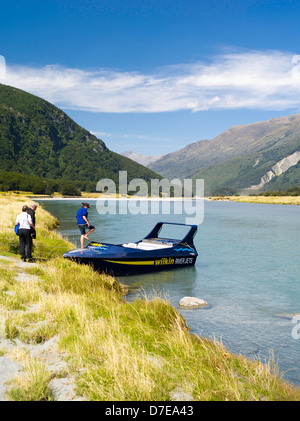 Touristen vorbereiten, um auf eine Wilkins Fluss Jetboat auf Wilkins Flussgebiet, Mount Aspiring National Park, Neuseeland Stockfoto