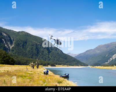 Touristen gehen von einem Hubschrauber entlang der Wilkins Flussgebiet, Mount Aspiring National Park, Neuseeland Stockfoto