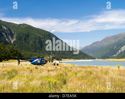 Touristen gehen von einem Hubschrauber entlang der Wilkins Flussgebiet, Mount Aspiring National Park, Neuseeland Stockfoto