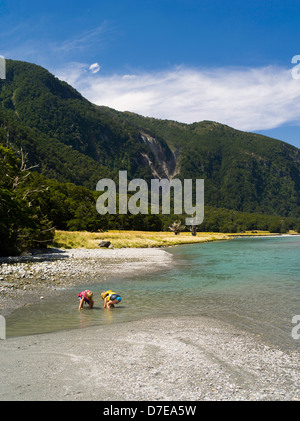 Ein Junge und ein Mädchen spielen des Flusses Wilkins, Mount Aspiring National Park, Neuseeland Stockfoto