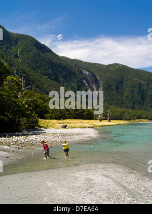 Ein Junge und ein Mädchen spielen des Flusses Wilkins, Mount Aspiring National Park, Neuseeland Stockfoto