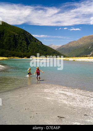 Ein Junge und ein Mädchen spielen des Flusses Wilkins, Mount Aspiring National Park, Neuseeland Stockfoto