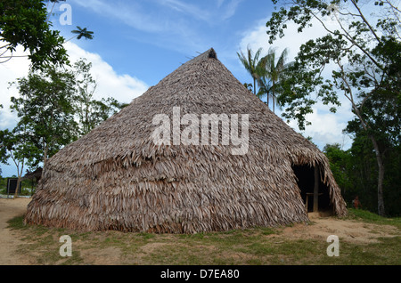 ein Amazonas Strohhütte in einer Yagua-Stammes-Gemeinschaft in der Nähe von Iquitos, Peru Stockfoto